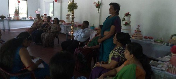 Certificates are awarded to cake production training course winners (2023-10-16)